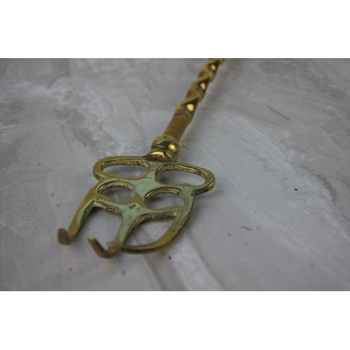 991 - A vintage brass toasting fork.