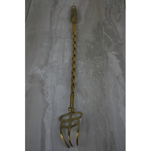 991 - A vintage brass toasting fork.