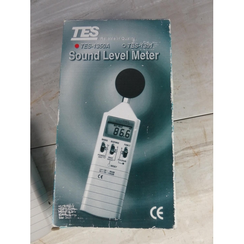 1069 - A boxed TES sound level meter.