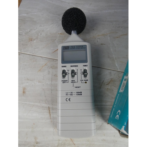 1069 - A boxed TES sound level meter.