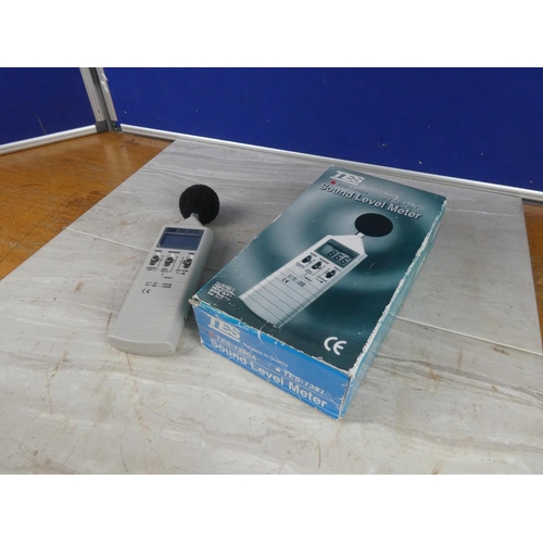 1069 - A boxed TES sound level meter.