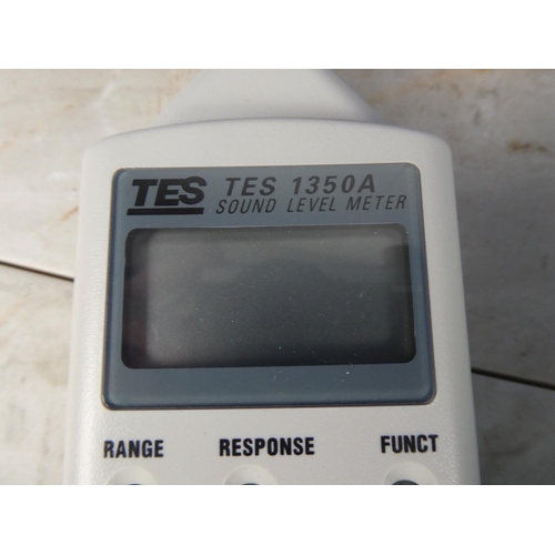 1069 - A boxed TES sound level meter.