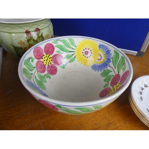 1078 - A job lot of ceramics to include a vintage Sylvac flower pot, a vintage baking bowl and more,