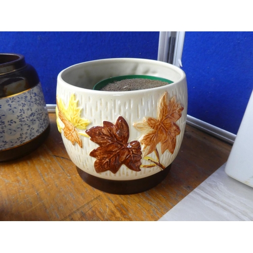 1078 - A job lot of ceramics to include a vintage Sylvac flower pot, a vintage baking bowl and more,