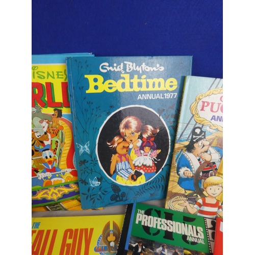 1085 - A vintage sports bag and a lot of children's books.