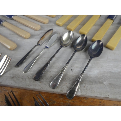 1087 - A lot of vintage bone handled cutlery.