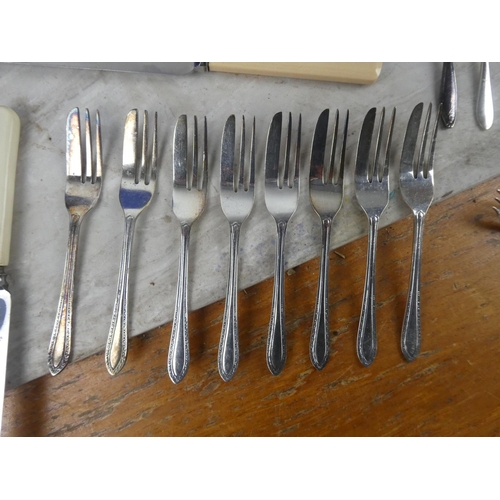 1087 - A lot of vintage bone handled cutlery.