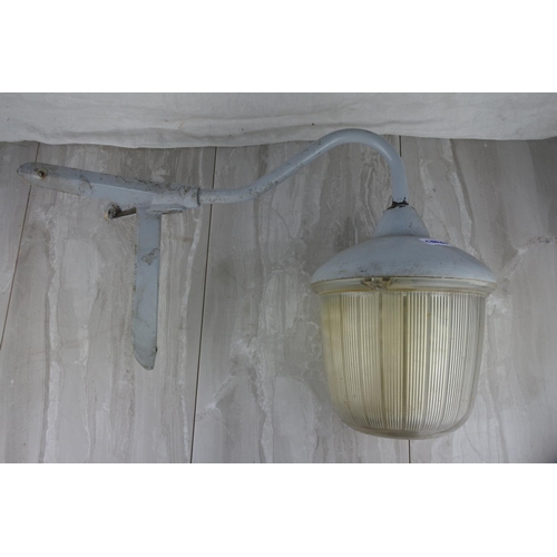 1175 - A large industrial exterior light