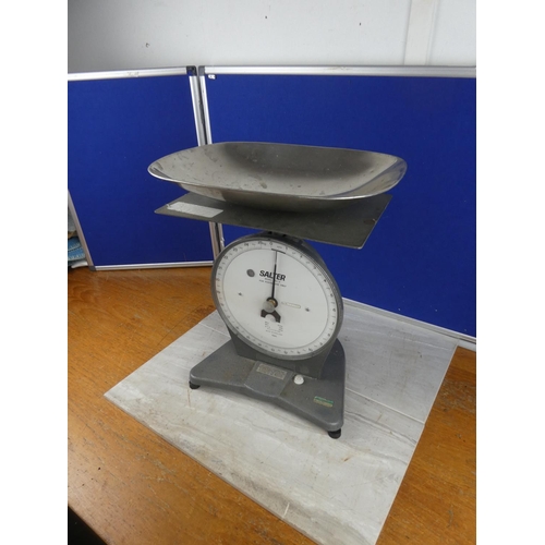 846 - A large set of Salter postal scales. approx 40cm.