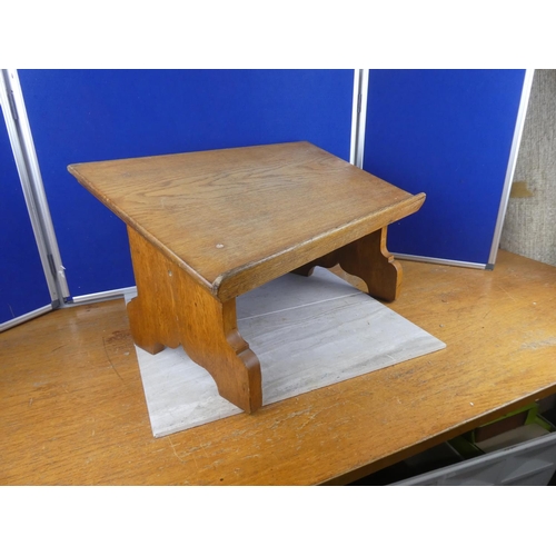 855 - An oak table top rostrum.