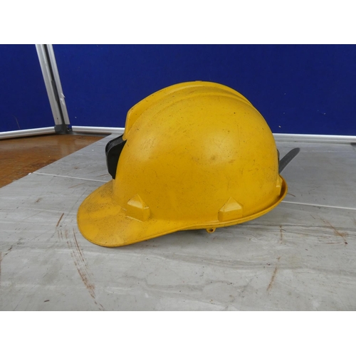 865 - A workman's hardhat.