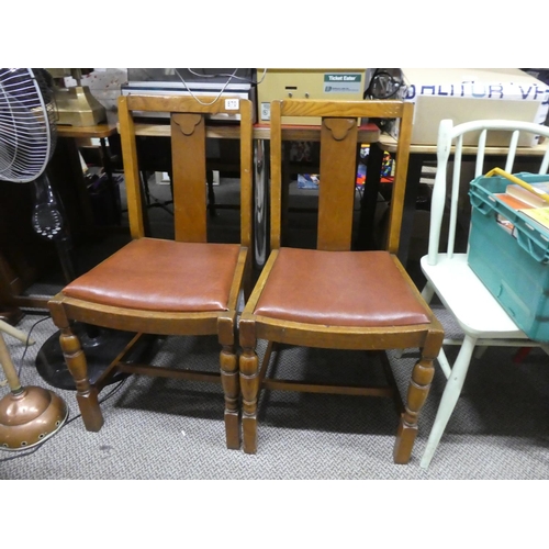 870 - A pair of vintage upholstered chairs.