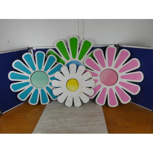 888 - Four various sized wooden sunflowers. largest approx 75cm.