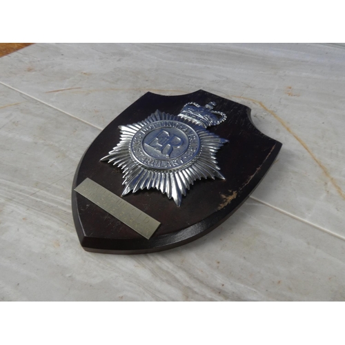 930 - A wooden shield wall plaque 'Nottinghamshire Constabulary - Waterside CID from Dave Parker'. 17cm.