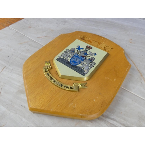 931 - A wooden shield wall plaque 'The Metropolitan Police'. 24cm.