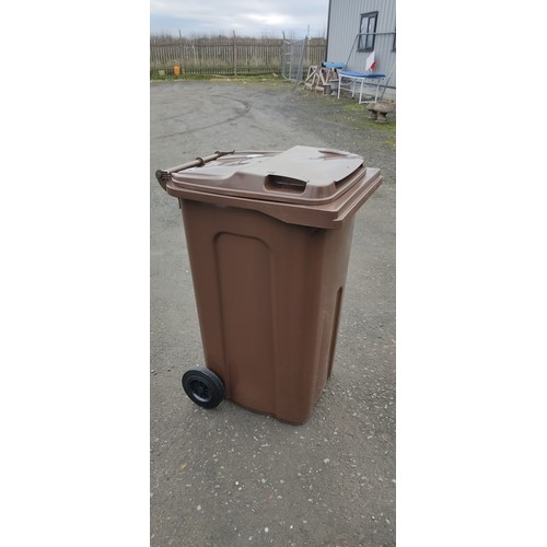 959 - A brown wheelie bin.