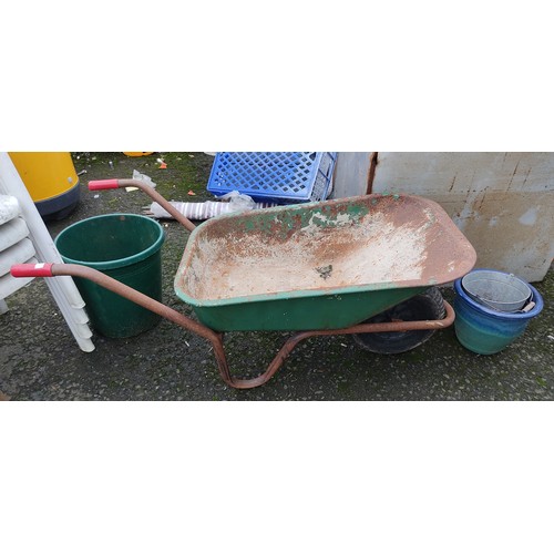 905 - A wheel barrow.