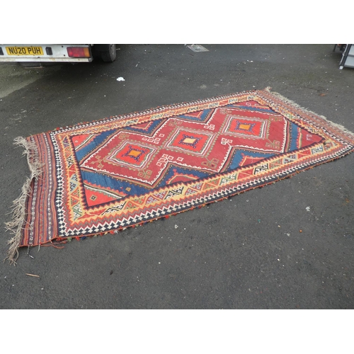 1242 - A large pattern floor rug.