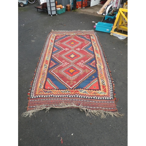 1242 - A large pattern floor rug.