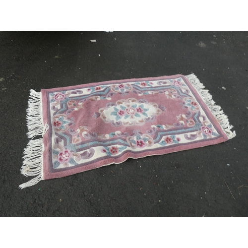 1244 - A cream patterned floor rug.