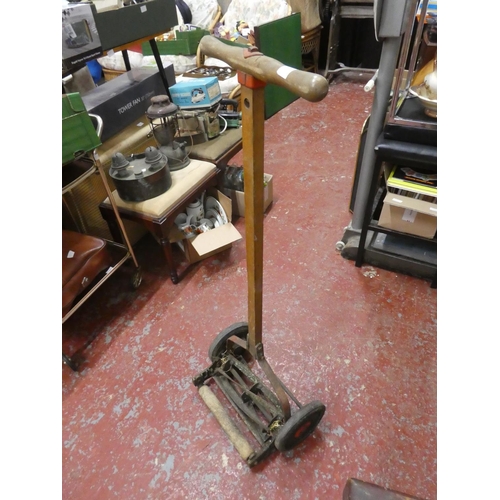 1253 - A vintage rotary push lawnmower.