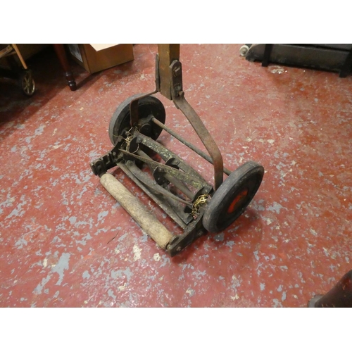 1253 - A vintage rotary push lawnmower.