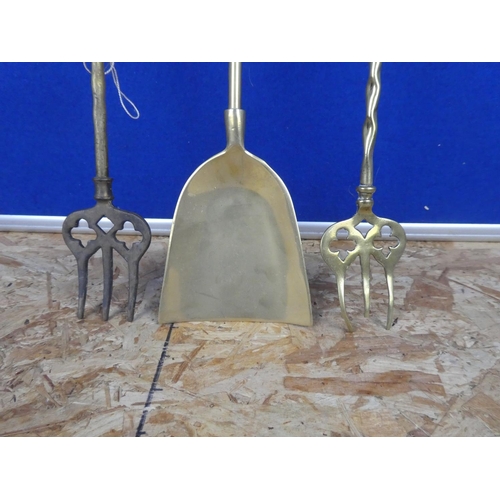 1255 - Two vintage brass toasting forks and a vintage brass shovel.