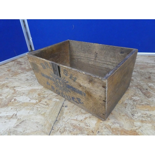 1256 - A vintage wooden box.