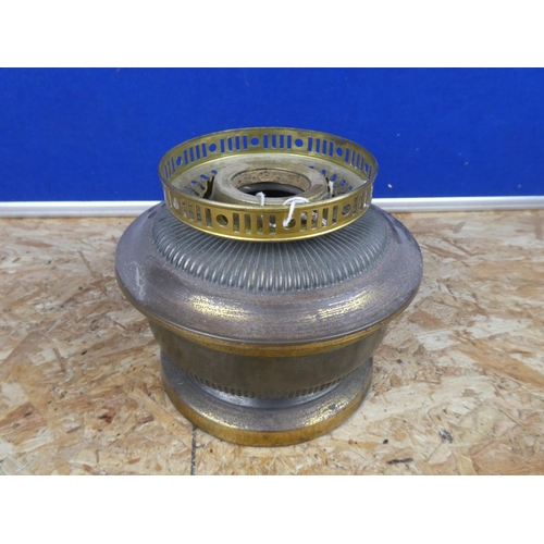 1260 - A brass oil lamp base.