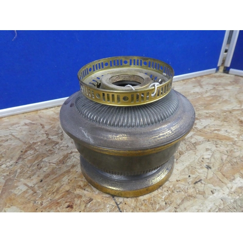 1260 - A brass oil lamp base.