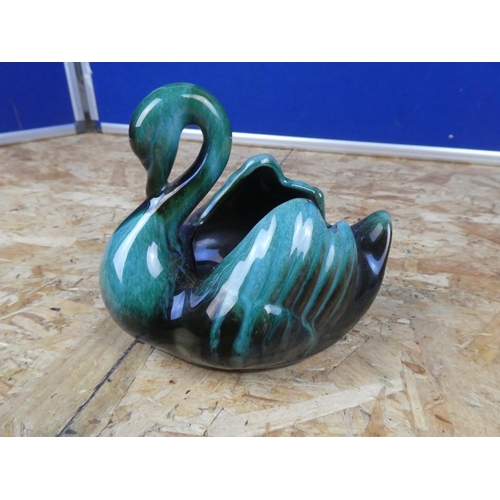 1264 - A vintage Blue Mountain pottery swan.