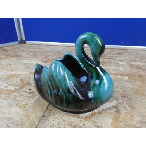 1264 - A vintage Blue Mountain pottery swan.