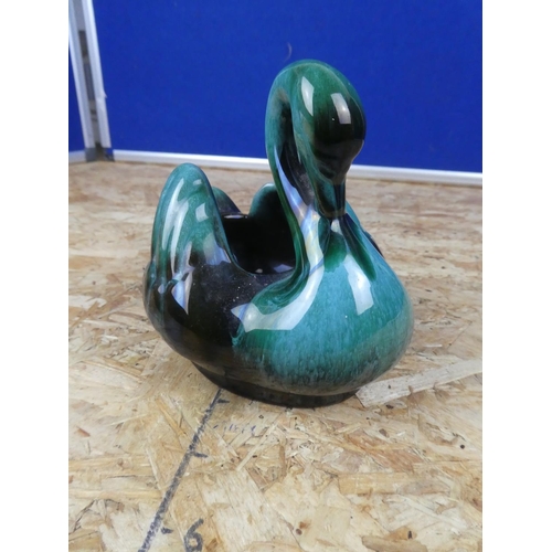 1264 - A vintage Blue Mountain pottery swan.