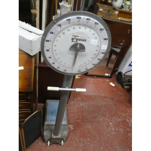 1290 - A large set of W R Simpson and Sons floor standing weighing scales.