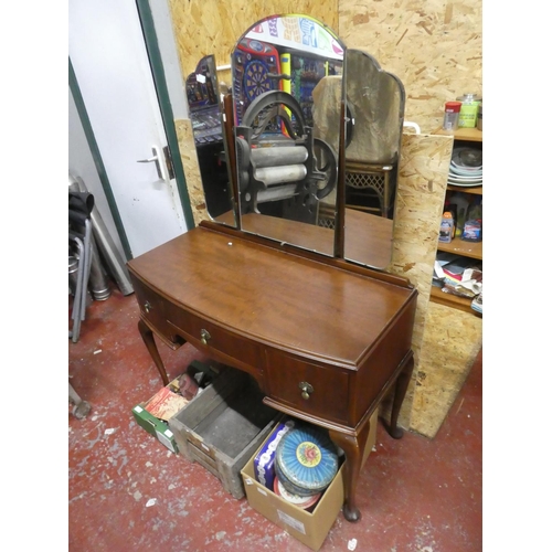 1301 - A vintage dressing table with three bevelled glass mirrors (in need of light restoration).