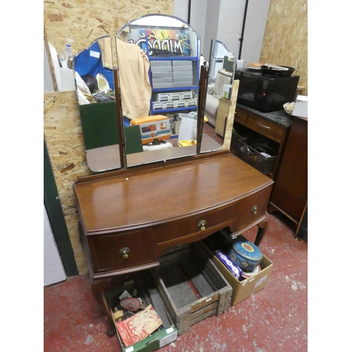 1301 - A vintage dressing table with three bevelled glass mirrors (in need of light restoration).