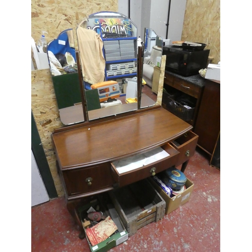 1301 - A vintage dressing table with three bevelled glass mirrors (in need of light restoration).