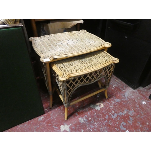 1305 - A nest of two wicker tables.