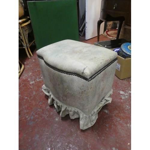 1321 - A vintage footstool / ottoman.