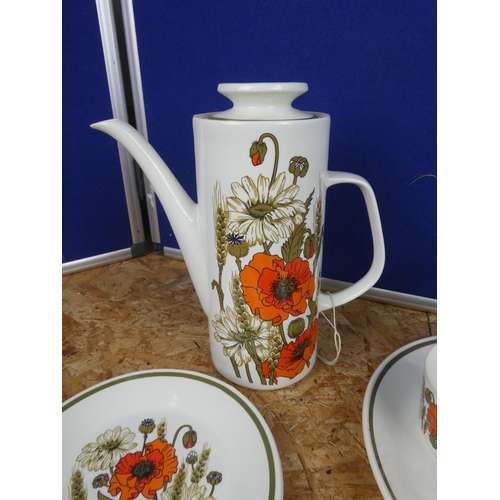 1331 - A stunning J & G Meakin pottery coffee set including cake plate.