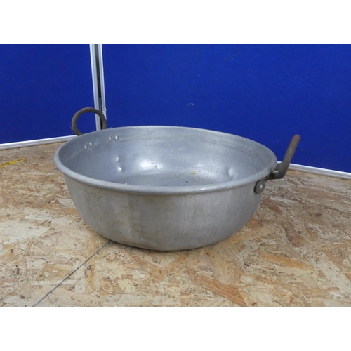 1362 - A large two handled cooking pot.