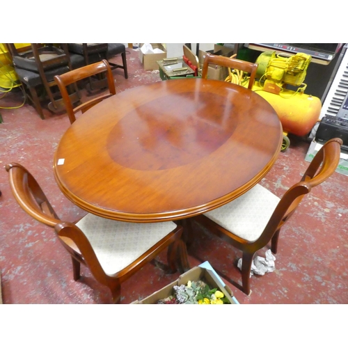 1367 - A stunning oval dining room table and four upholstered chairs.