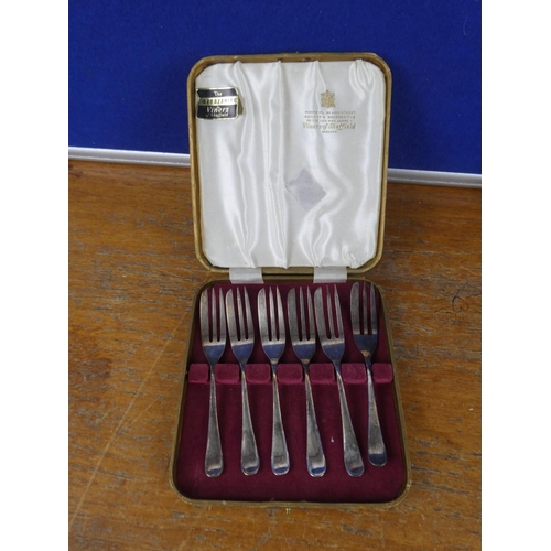 519 - Three vintage boxes of assorted cutlery and a boxed Caverswall 'Queen's Diamond Jubilee' round sweet... 