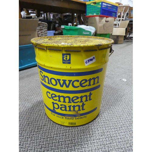 535 - A 25kg tub of Snowcem Cement Paint.