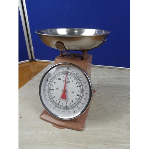 597 - A Hanson set of kitchen scales.