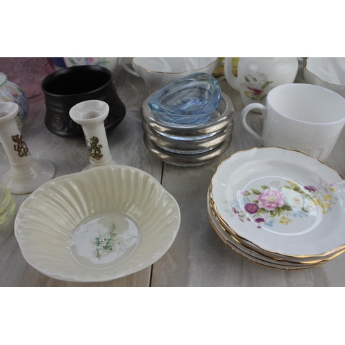 601 - A large lot of ceramics and glass ware to include Aynsley Orchard Gold, Wedgwood, Belleek, Goss ware... 