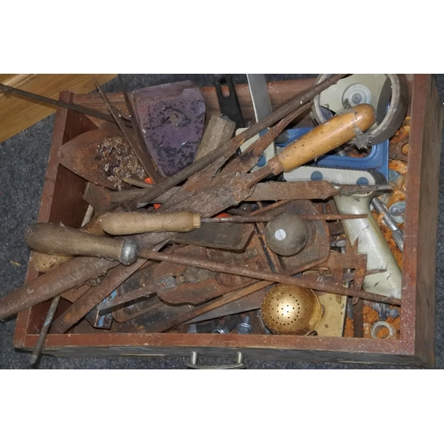 613 - A job lot of assorted tools.