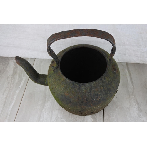 639 - An antique kettle.