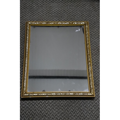 642 - A gilt framed wall mirror. Approx 34x44cm.