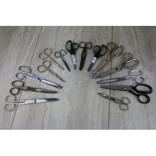 665 - A large lot of assorted vintage scissors.